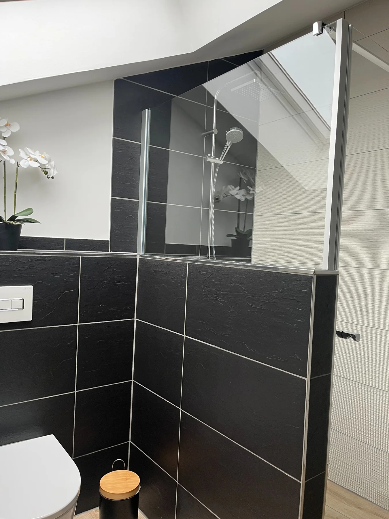 Modernes Badezimmer mit bodengleicher Dusche