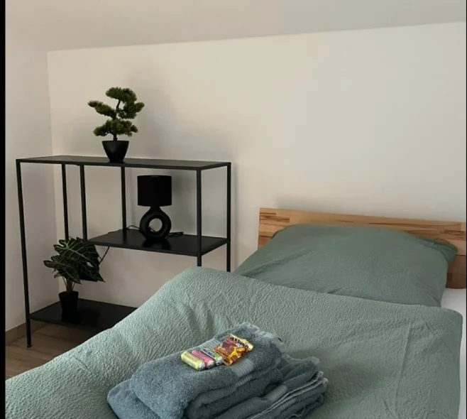 Schlafzimmer mit Komfortbett