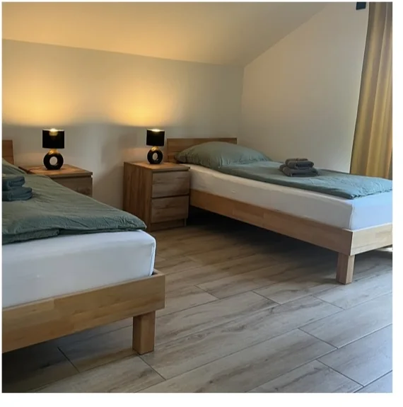 Schlafzimmer mit zwei Einzelbetten